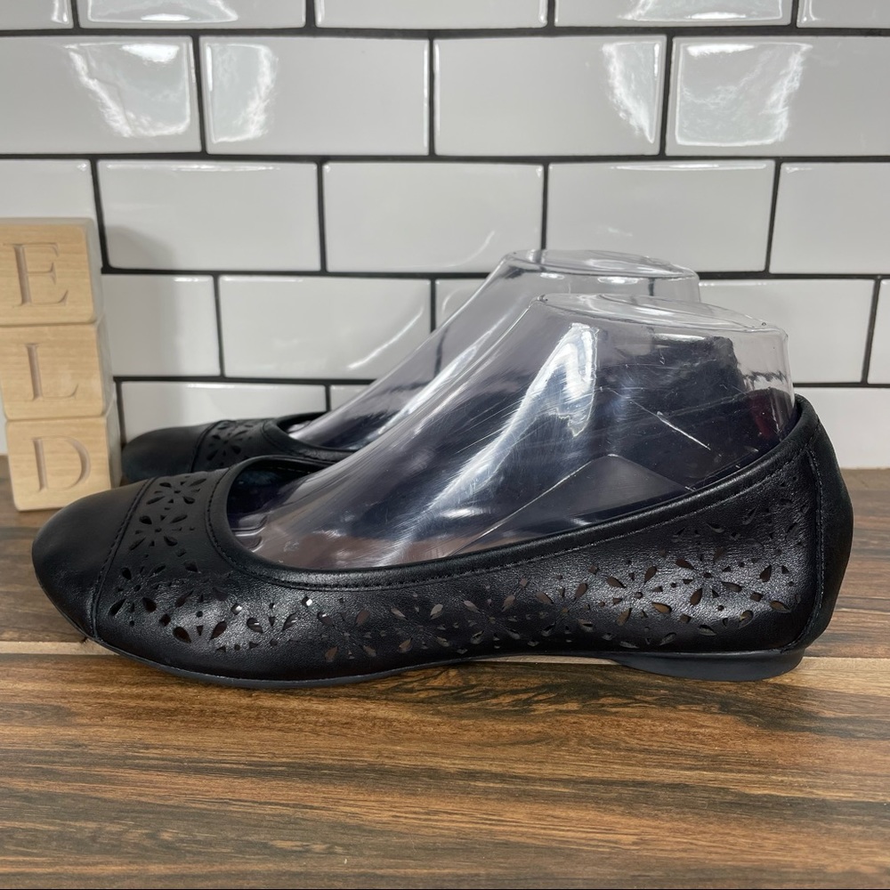 Clarks Womens Size 7.5 Shoes Black Leather Cap Toe Laser Cut Slip On Ballet Flat